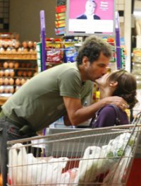 Casal: Fernanda Machado faz compras com namorado