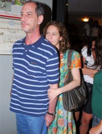 Pós-Flora: Patrícia Pillar curte <i>show</i> ao lado do marido