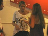 Sem Iódice: Galisteu janta com mãe e amigos