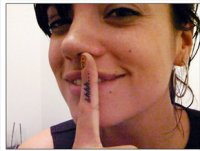<i>Shhh</i>: Lily Allen se arrepende de <i>tattoo</i>