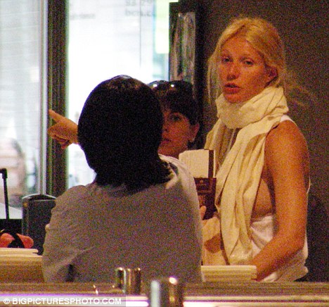 Blusa: Seio de Gwyneth Paltrow escapa