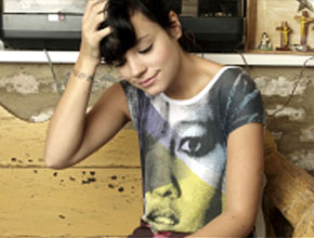 Kate Moss?: Lily Allen usa camiseta com foto da modelo