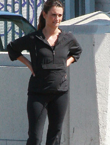 Grávida?: Penelope Cruz aparece com barriguinha