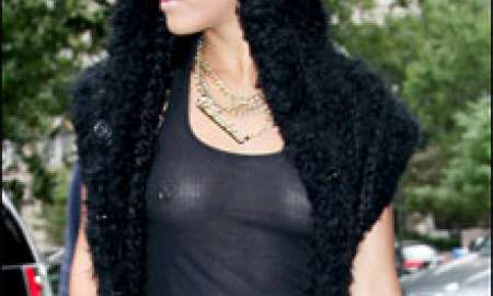 Transparente: Rihanna mostra <i>piercing</i>