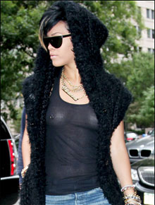 Transparente: Rihanna mostra <i>piercing</i>