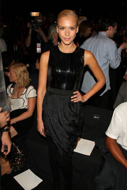 <i>Black</i>: Jessica Alba usa <i>look</i> monocromático