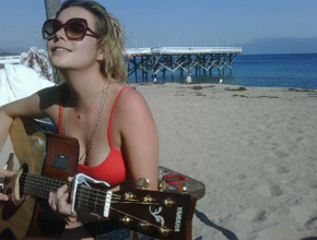 <i>From USA</i>: Luiza Possi curte sol de Los Angeles