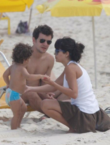 Família: Giácomo, Daniel de Oliveira e Raul na praia
