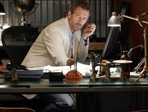 <i>House</i>: Hugh Laurie está machucando joelho