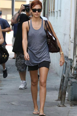 Ruiva: Jessica Alba muda o visual