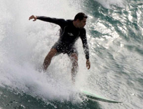 Radical: Cauã Reymond curte dia na praia