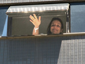 Mamãe: Ivete Sangalo aparece na janela do hospital