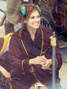 Descontração: Eva Mendes com robe e protetor
