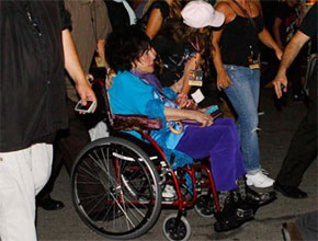 Tia: Elizabeth Taylor passeia com filhos Michael