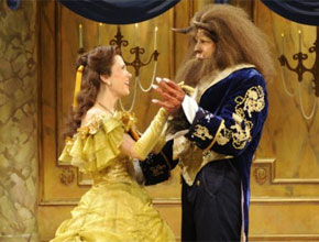 <i>SNL</i>: Gerard Butler parodia <i>A Bela e a Fera</i>