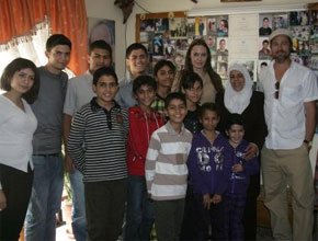 Boa ação: Pitt e Jolie visitam órfãos em Amã