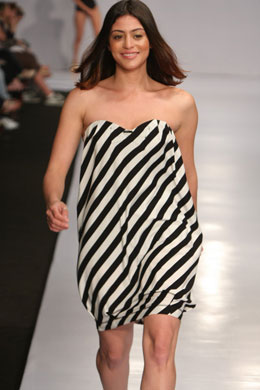 <i>Rosa Chá</i>: Carol Castro desfila no <i>Crystal Fashion</i>