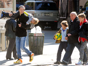 Paizão: Jude Law passeia com o filhos