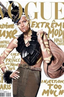<i>Vogue</i>: Isabeli Fontana posa pintada de dourado