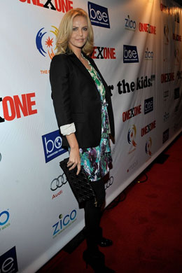 Flores: Charlize Theron usa vestido com blazer