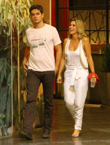 Casal: Flávia Alessandra e Otaviano no <i>shopping</i>