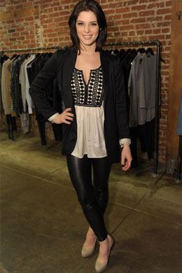 <i>Legging</i>: Ashley Greene cria <i>look</i> moderno