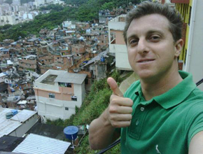<i>Caldeirão</i>: Luciano Huck sobe morro carioca