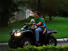 Motorizado: Luciano Huck passeia com filhos