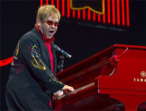 Recuperado: Elton John recebe alta