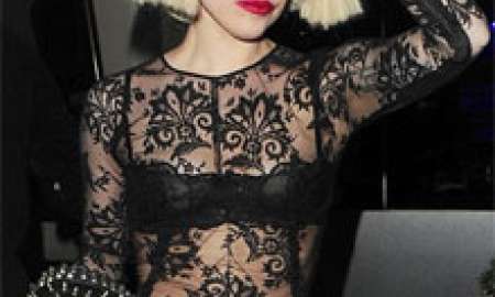 Renda: Lady Gaga quase nua