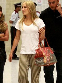 Avião: Claudia Leitte é clicada em aeroporto