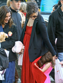 Tímida: Suri Cruise se esconde na saia da mãe
