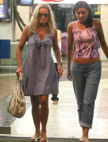Shopping: Vera Fischer e filha fazem compras