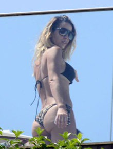 Bronzeado: Danielle Winits na piscina