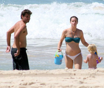 Thiago Lacerda e Vanessa Loes levam Gael para curtir a praia