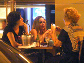 <i>Girl's night out</i>: Dani Winits em jantar com as amigas