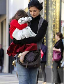 <i>Ela adora</i>: Katie Holmes defende salto de Suri