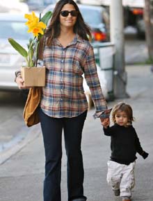 Barrigão: Camila Alves passeia com Levi