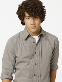 Cadê os irmãos?: Nick Jonas apresenta projeto solo