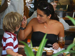 Aviãozinho!: Giovanna Antonelli almoça com filho