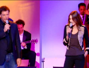 <i>Gap Kids</i>: Carla Bruni usa peça de Stella McCartney