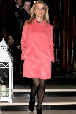 <i>Pink</i>: Reese Witherspoon usa sobretudo colorido