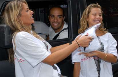 Adriane Galisteu cai no samba na luta contra a Aids