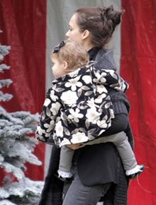 Com o maridão: Jessica Alba compra árvore de Natal