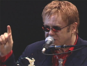 Adoção: Elton John quer mudar lei ucraniana