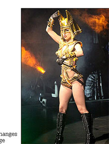 Lady Madonna Gaga?: Cantora veste sutiã cônico