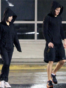 Dedicados: Efron e Hudgens malham em dia chuvoso