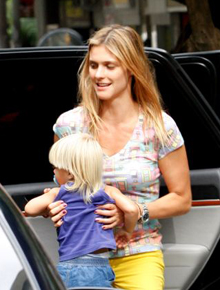 Mamãe: Fernanda Lima com os filhos