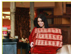 Almofadas: Vanessa Hudgens faz compras