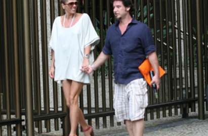 Adriane Galisteu cai no samba no Rio de Janeiro